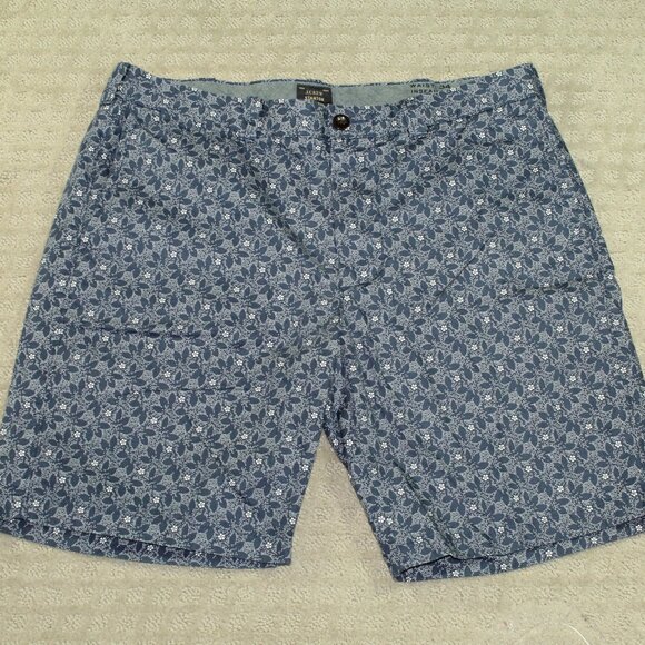 J Crew Stanton Shorts Lightweight Navy Blue & White Floral Size 34  Inseam 9" - Picture 1 of 6